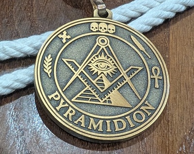 Bijou der Loge Pyramidion liegt auf Tisch