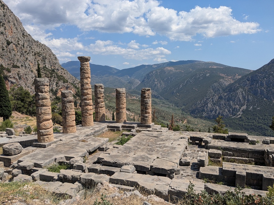 Ruinen des Apollontempels in Delphi, wo Plutarch als Priester wirkte