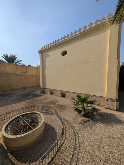 Mosesbrunnen vor der Ben Ezra Synagoge in Kairo – im Volksglauben verehrt als der Fundort von Baby Moses