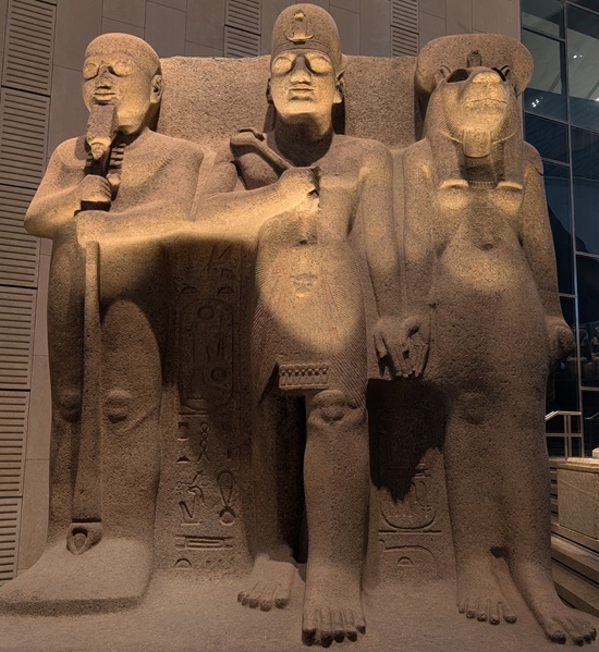 Ptah, Ramses II., Sekhmet im Grand Egyptian Museum Kairo